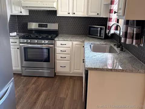 Kitchen - 1013 E 10th St, Cushing, OK 74023 photo 5 of 10