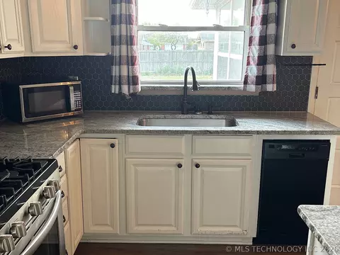 Kitchen - 1013 E 10th St, Cushing, OK 74023 photo 6 of 10
