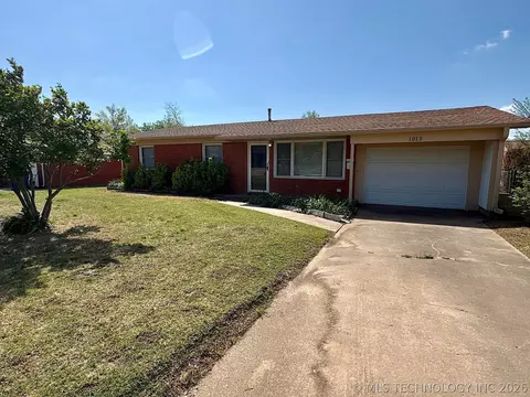 Exterior - 1013 E 10th St, Cushing, OK 74023 photo 2 of 18