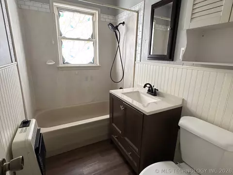 Bath - 1013 E 10th St, Cushing, OK 74023 photo 3 of 6