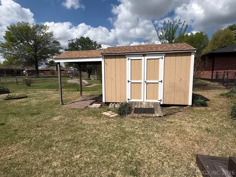 Exterior - 1013 E 10th St, Cushing, OK 74023 photo 14 of 18
