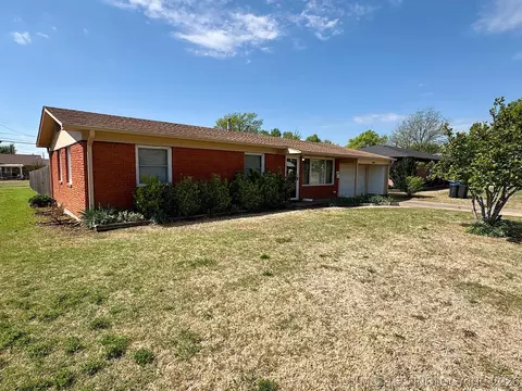 Exterior - 1013 E 10th St, Cushing, OK 74023 photo 3 of 18
