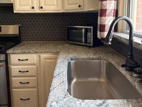 Kitchen - 1013 E 10th St, Cushing, OK 74023 photo 7 of 10