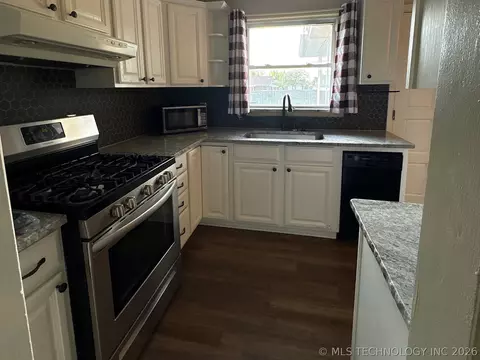 Kitchen - 1013 E 10th St, Cushing, OK 74023 photo 3 of 10