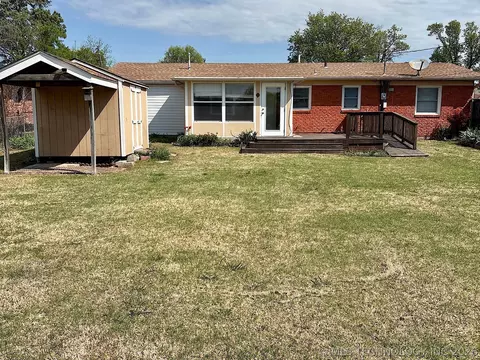 Exterior - 1013 E 10th St, Cushing, OK 74023 photo 5 of 18