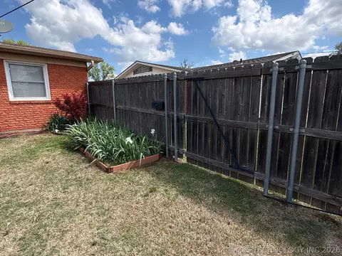 Exterior - 1013 E 10th St, Cushing, OK 74023 photo 15 of 18