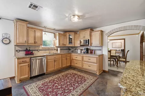 Kitchen - 111480 S 4180 Rd, Checotah, OK 74426 photo 4 of 4