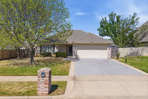 104 N Oak Pl, Broken Arrow, OK 74012