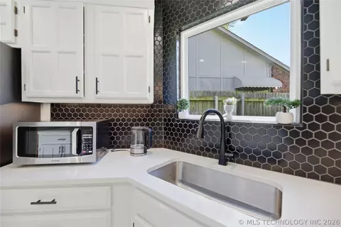 Kitchen - 7703 E 89th Pl S, Tulsa, OK 74133 photo 2 of 3