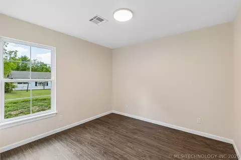 Bedroom - 1019 N Central Ave, Cushing, OK 74023 photo 6 of 8