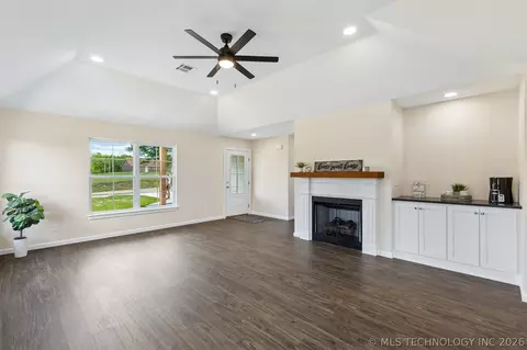 Living - 1019 N Central Ave, Cushing, OK 74023 photo 2 of 4