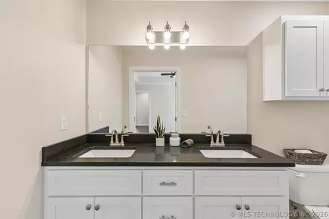 Bath - 1019 N Central Ave, Cushing, OK 74023 photo 1 of 4