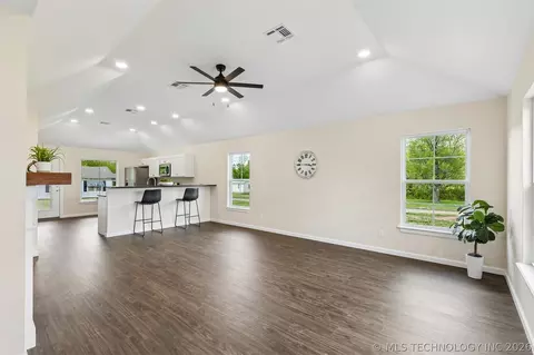 Living - 1019 N Central Ave, Cushing, OK 74023 photo 3 of 4