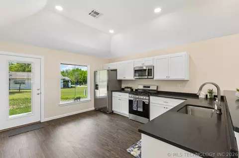 Kitchen - 1019 N Central Ave, Cushing, OK 74023 photo 2 of 5