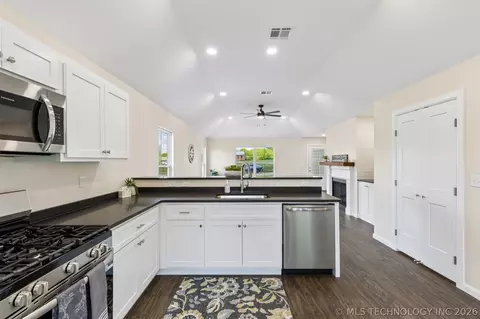 Kitchen - 1019 N Central Ave, Cushing, OK 74023 photo 5 of 5
