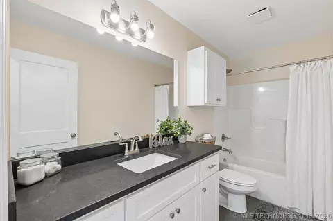Bath - 1019 N Central Ave, Cushing, OK 74023 photo 3 of 4