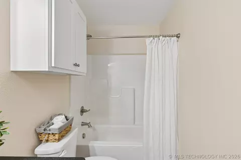 Bath - 1019 N Central Ave, Cushing, OK 74023 photo 4 of 4
