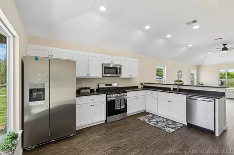 Kitchen - 1019 N Central Ave, Cushing, OK 74023 photo 3 of 5