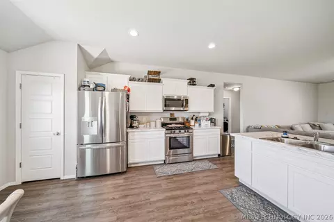Kitchen - 23667 E 115th St S, Broken Arrow, OK 74014 photo 2 of 2