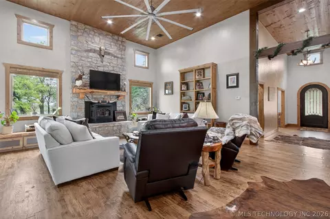 Living - 116 Eagleview, Pryor, OK 74361 photo 2 of 5
