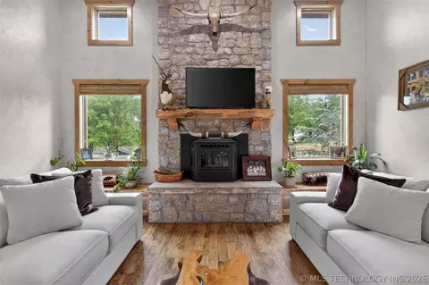 Living - 116 Eagleview, Pryor, OK 74361 photo 5 of 5