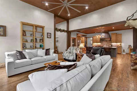 Living - 116 Eagleview, Pryor, OK 74361 photo 4 of 5