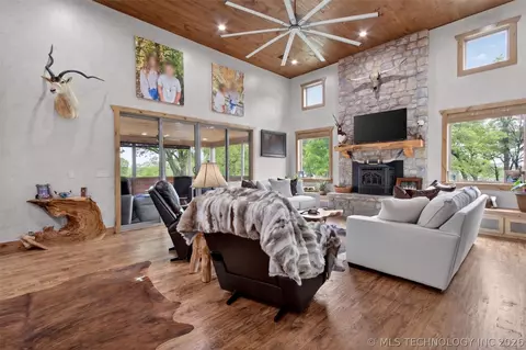 Living - 116 Eagleview, Pryor, OK 74361 photo 1 of 5