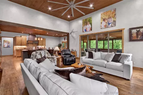 Living - 116 Eagleview, Pryor, OK 74361 photo 3 of 5