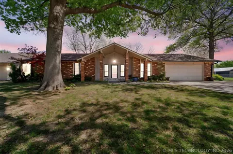 1613 Marietta St, Pryor, OK 74361