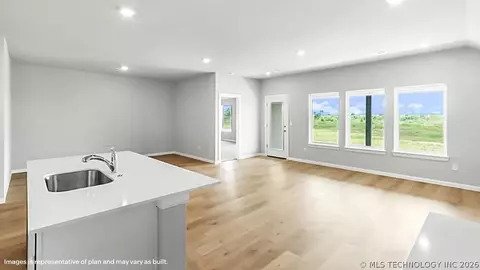 Living - 8602 E Galveston St, Broken Arrow, OK 74014 photo 1 of 3
