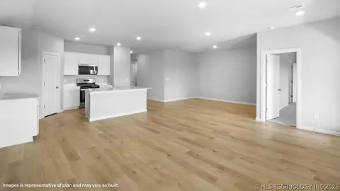 Living - 8602 E Galveston St, Broken Arrow, OK 74014 photo 3 of 3