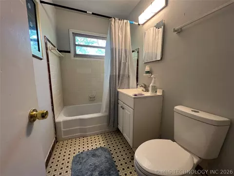 Bath - 738 E 33rd St N, Tulsa, OK 74106 photo 1 of 1