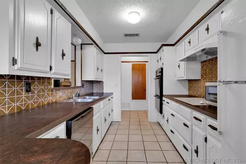 Kitchen - 115 Cornell, Durant, OK 74701 photo 2 of 3