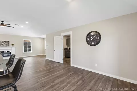 Entry Way - 107 W Vine St, Cushing, OK 74023 photo 3 of 4