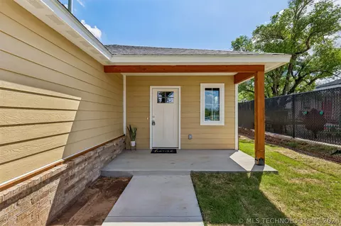 Exterior - 107 W Vine St, Cushing, OK 74023 photo 2 of 8