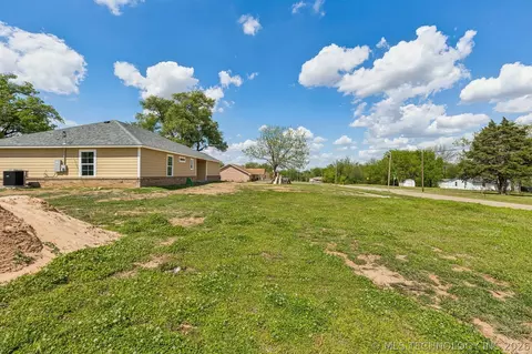 Exterior - 107 W Vine St, Cushing, OK 74023 photo 5 of 8