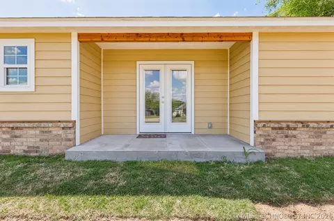Exterior - 107 W Vine St, Cushing, OK 74023 photo 4 of 8
