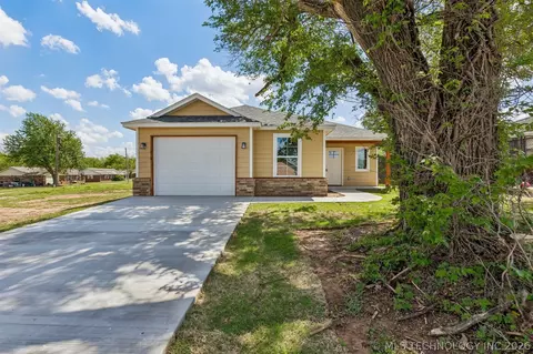 Exterior - 107 W Vine St, Cushing, OK 74023 photo 3 of 8