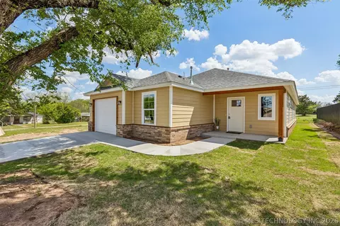 107 W Vine St, Cushing, OK 74023