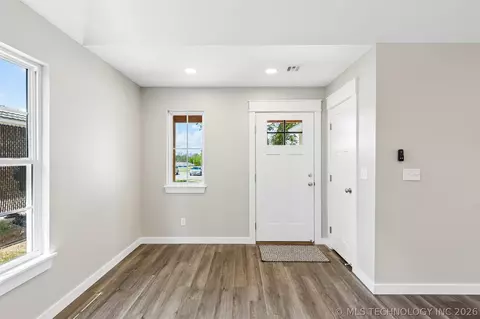 Entry Way - 107 W Vine St, Cushing, OK 74023 photo 1 of 4