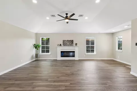Living - 107 W Vine St, Cushing, OK 74023 photo 1 of 2