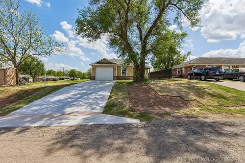 Exterior - 107 W Vine St, Cushing, OK 74023 photo 7 of 8