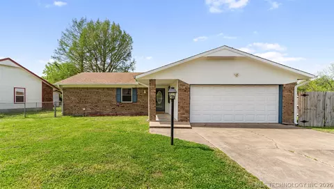 1208 Colonial Dr, Pryor, OK 74361