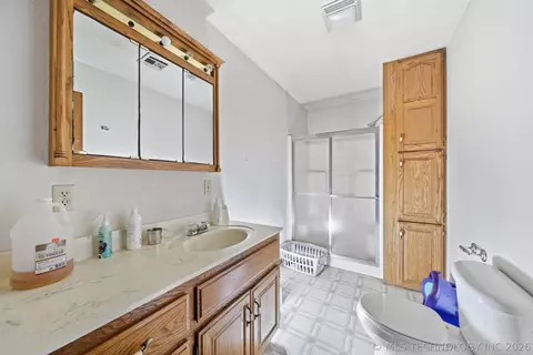 Bath - 439092 E 40 Rd, Welch, OK 74369 photo 2 of 2