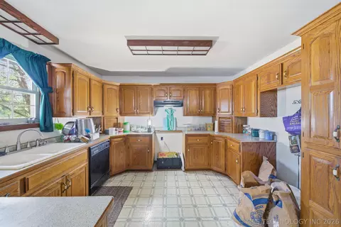 Kitchen - 439092 E 40 Rd, Welch, OK 74369 photo 2 of 3