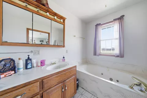 Bath - 439092 E 40 Rd, Welch, OK 74369 photo 1 of 2