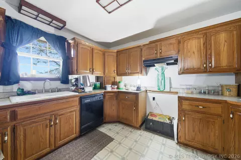 Kitchen - 439092 E 40 Rd, Welch, OK 74369 photo 3 of 3