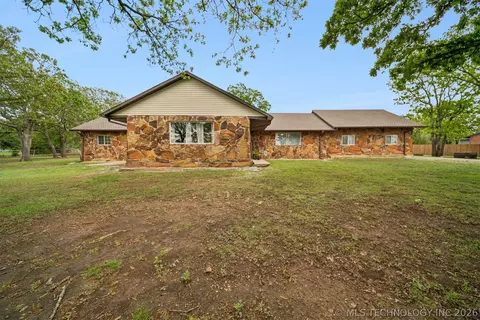 5807 Arrowhead Dr, Sand Springs, OK 74063