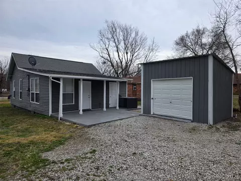 215 S Main St, Vera, OK 74082