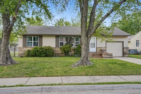 106 W 7th St, Owasso, OK 74055